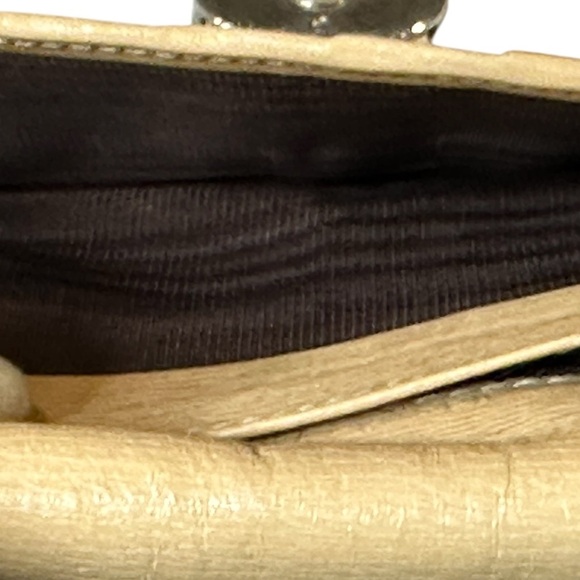 Gucci Tan Wallet with Textured Leather and Metallic Clasp - Picture 9 of 13